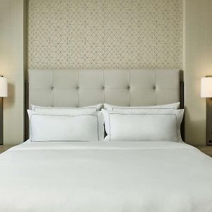 Deluxe King Suite Plaza View
